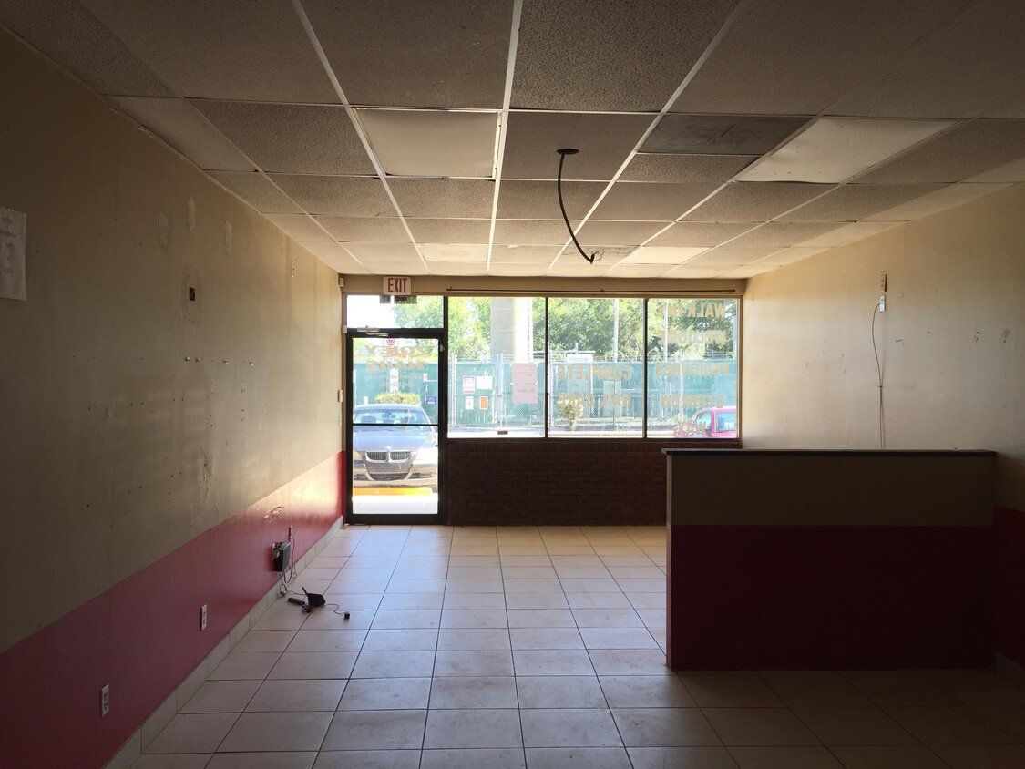 Retail Space For Lease: 2550 Mayport Rd, Jacksonville, FL 32233